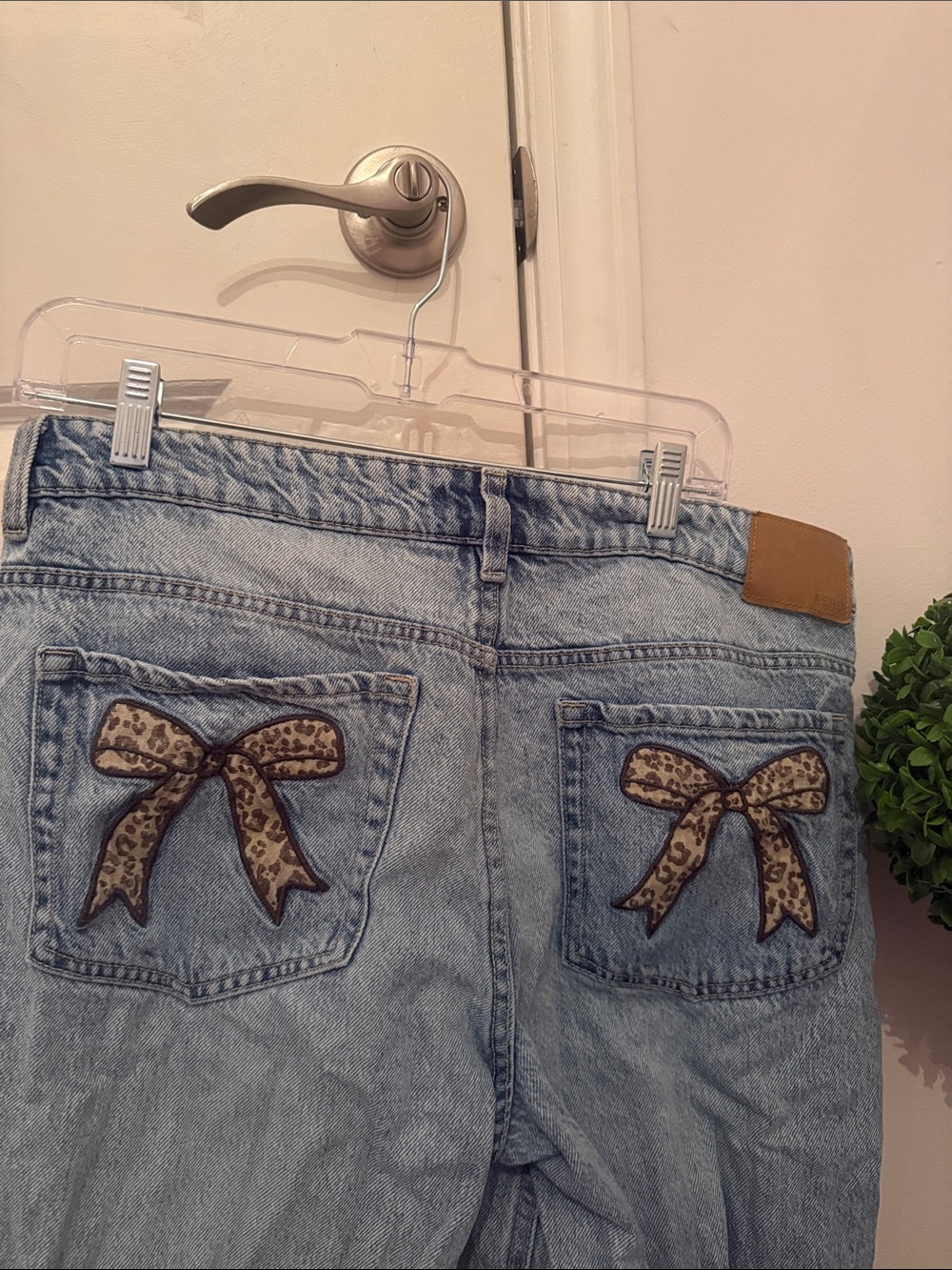 Aeropostale Light Wash Women's Jeans with Leopard Bow Back Pockets